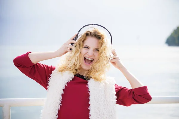 Gelukkige vrouw hoofdtelefoon buiten dragen — Stockfoto