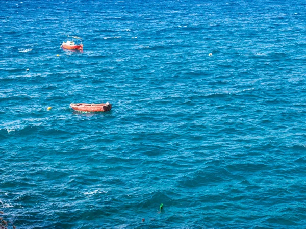 Barco pequeño en agua de mar —  Fotos de Stock