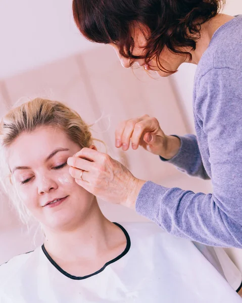 Make up artist apply foundation to model face — Stock Photo, Image