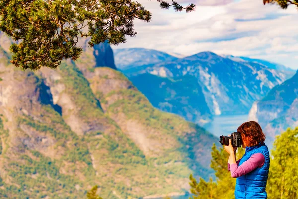 Turista en la naturaleza tomar fotos de viaje, Noruega — Foto de Stock