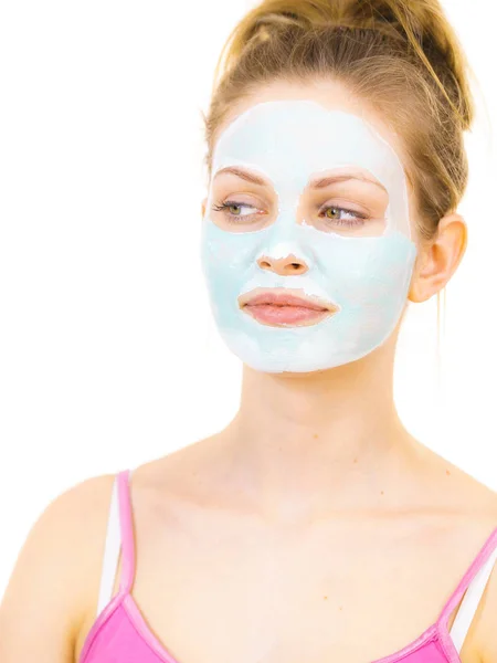 Meisje met groene modder masker op het gezicht — Stockfoto