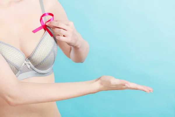 乳房癌意識のリボンとブラジャーの女性 — ストック写真