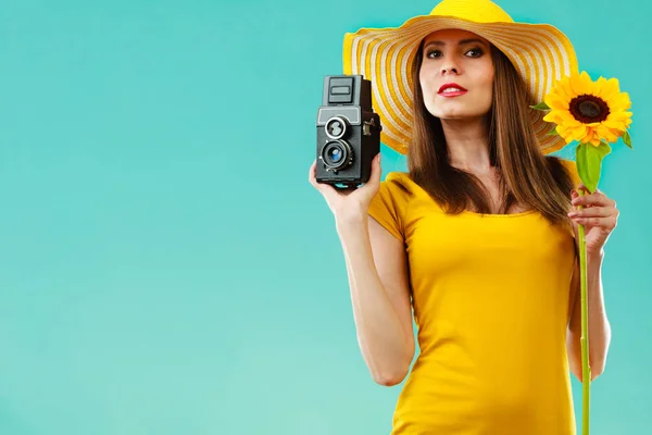 Летняя женщина держит подсолнух старый фотоаппарат — стоковое фото