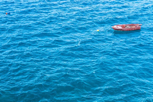 Liten båt på havsvatten — Stockfoto