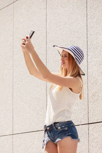 Jovem mulher tirando selfie com smartphone fora — Fotografia de Stock