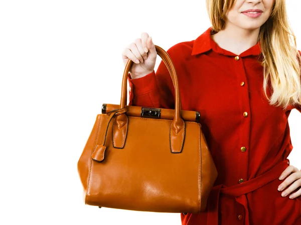 Жінка в червоній сукні тримає сумку — стокове фото