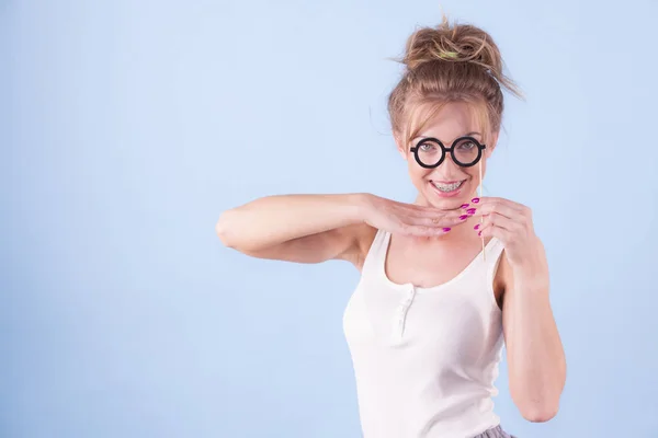 Eleganta kvinnan låtsas bär glasögon — Stockfoto