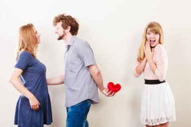 Yakışıklı adam ihanet kadınlar