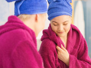 Duş sonra havlu kadında