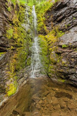 Küçük şelale dağlarda, Norveç.