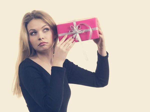 Девушка держит подарок трясущийся розовый подарок — стоковое фото