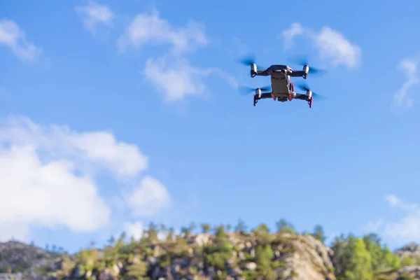 Drone che vola sopra lo sfondo del cielo — Foto Stock