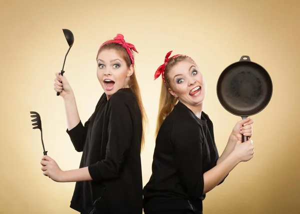 Mujeres de estilo retro divirtiéndose con accesorios de cocina . — Foto de Stock