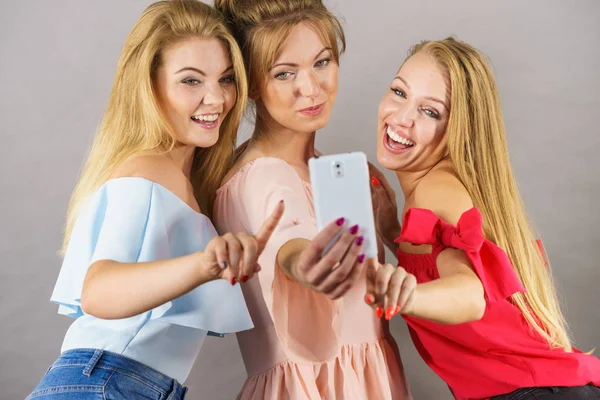 Mulheres na moda tomando selfie — Fotografia de Stock