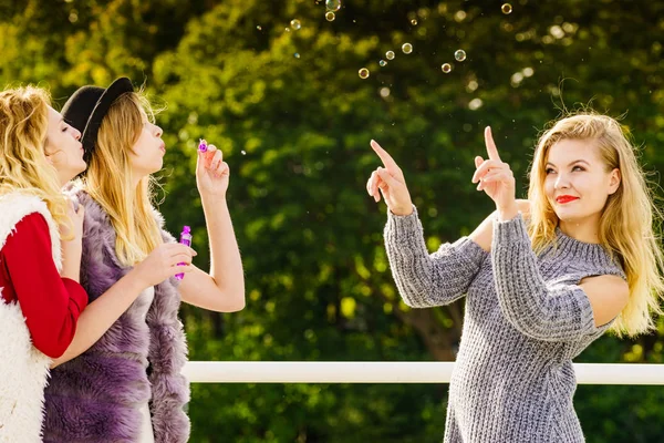 Femmes soufflant des bulles de savon, s'amusant — Photo