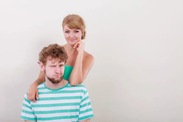 Rolig ungt par att göra dumma ansikte — Stockfoto