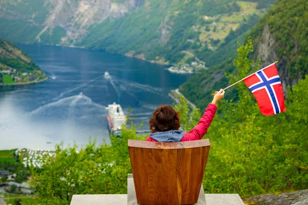Norveç bayrağı turist Geirangerfjord üzerinde tutar — Stok fotoğraf