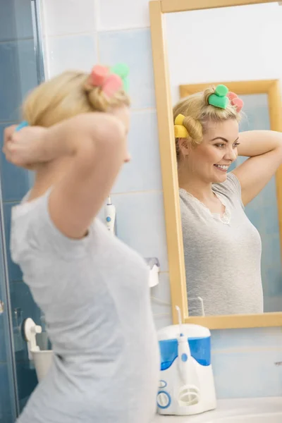 Blond kvinna med Hårrullar — Stockfoto