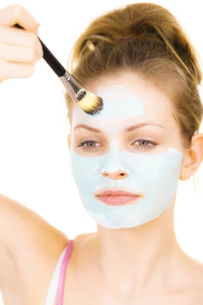 Chica aplicar máscara de barro verde a la cara — Foto de Stock