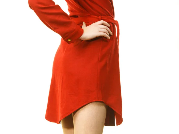 Kadın giyiyor rahat kırmızı elbise — Stok fotoğraf