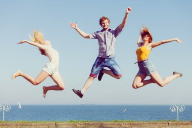 Arkadaşlar çocuk iki kız açık atlama grubu