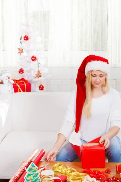 Young woman preparing gifts for Christmas — Stock Photo, Image