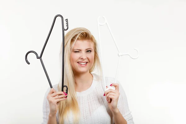 Blonde woman holding clothes hanger — Stock Photo, Image