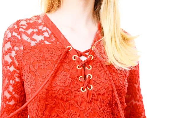 Elegante jovem mulher vestindo top vermelho — Fotografia de Stock