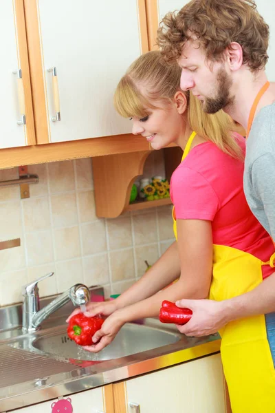 キッチンで野菜を洗うカップル — ストック写真