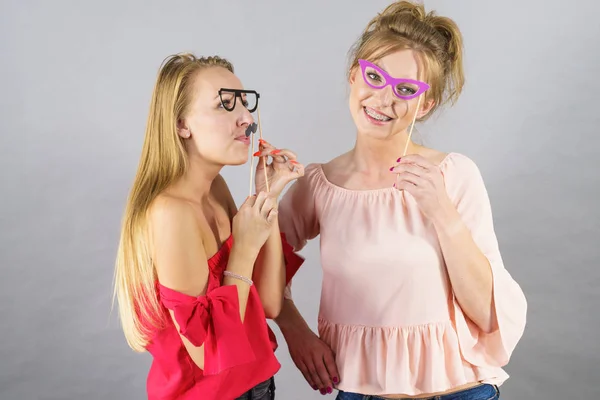 Vrouwen met Feestdecoratie masker stick bril — Stockfoto