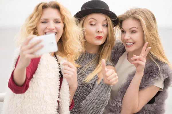 Tre donne che fanno selfie all'aperto — Foto Stock