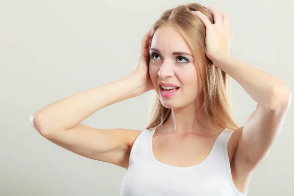 Primer plano mujer estresada cubre las orejas con las manos —  Fotos de Stock