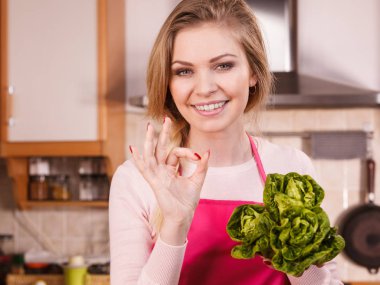 Womna holding yeşil marul