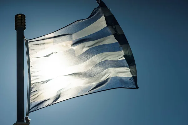 Grekisk flagg viftande o vind. — Stockfoto