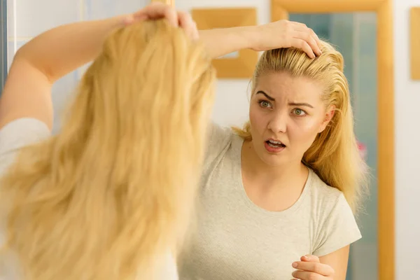 Mujer teniendo problemas con el cabello rubio —  Fotos de Stock