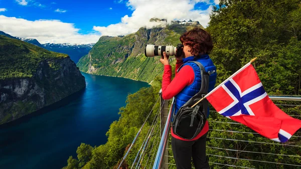 Turist alma fotoğraf fiyort Landscape, Norveç — Stok fotoğraf