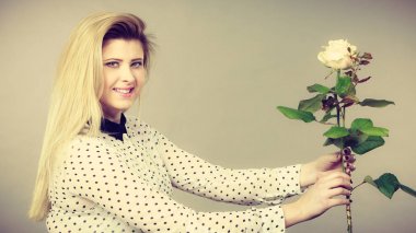 Beyaz gül çiçek güzel kadınla