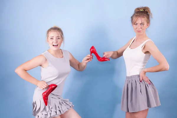 Ženy se hádají o červené vysoké podpatky — Stock fotografie