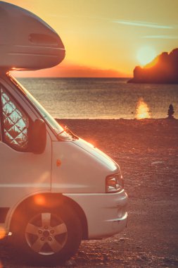 Doğa gündoğumu, Camper araç. Seyahat