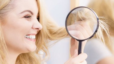 Mutlu kadın saç, magnifer üzerinden seyir