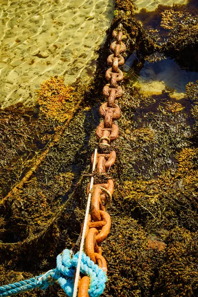 Rusty old metal chain links in port. — Stock Photo, Image