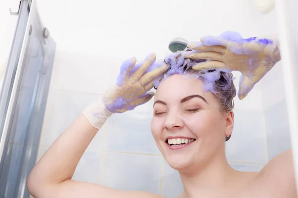 Nő alkalmazása toner sampon haját — Stock Fotó