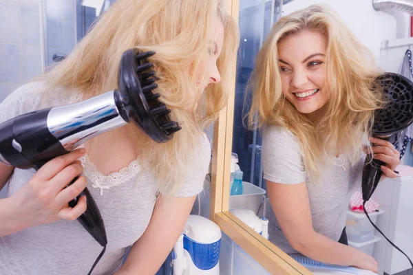 Mulher fazendo cachos com difusor de secador de cabelo — Fotografia de Stock