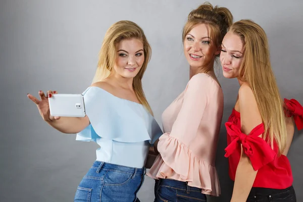 Femmes à la mode prenant selfie — Photo