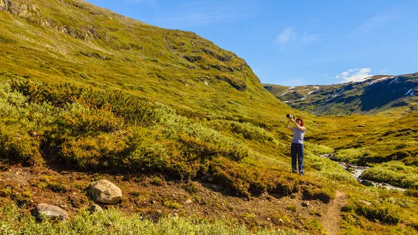 Norveç doğa turizm alarak fotoğraf — Stok fotoğraf