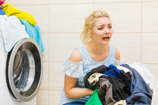 Kirli çamaşırları ile mutsuz kız.