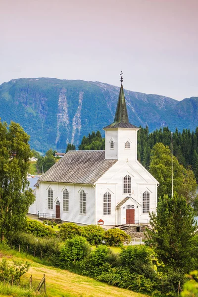 Bruvik Lutheran Church, isla Osteroy Noruega — Foto de Stock