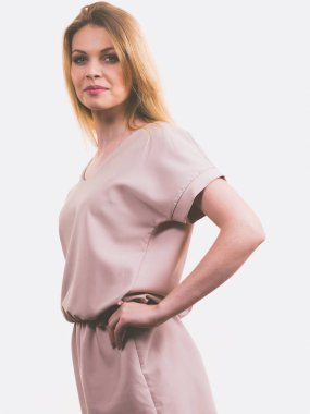 Rahat pembe tunik elbise giyen erkek