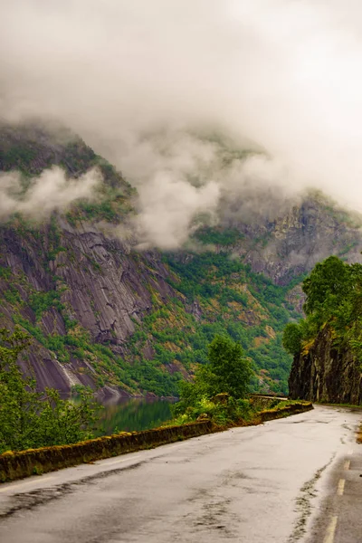Viejo camino a lo largo del fiordo Eidfjorden, Noruega — Foto de Stock