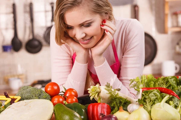 Женщина с овощами на столе — стоковое фото